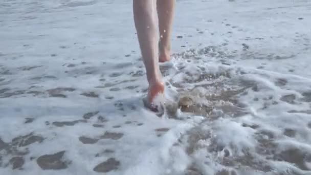 Κοντινό Πλάνο Μιας Γυναίκας Πόδια Μια Αμμώδη Παραλία Θάλασσα Πιτσιλιές — Αρχείο Βίντεο