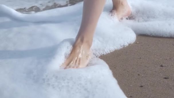 Close Uma Mulher Pés Uma Praia Areia Com Mar Salpicos — Vídeo de Stock