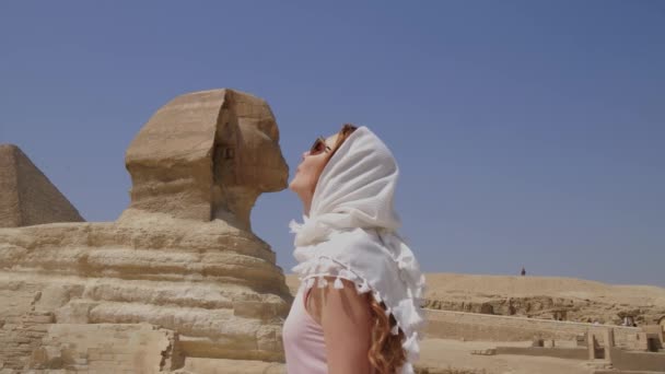 Młoda Kobieta Całuje Wielkiego Sfinksa Gizy Dziewczyna Sobie Ubranie Głowy — Wideo stockowe