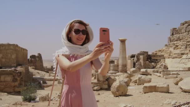 Woman Dress Taking Selfie Egypt Great Pyramids Giza Ruins Background — Stock Video