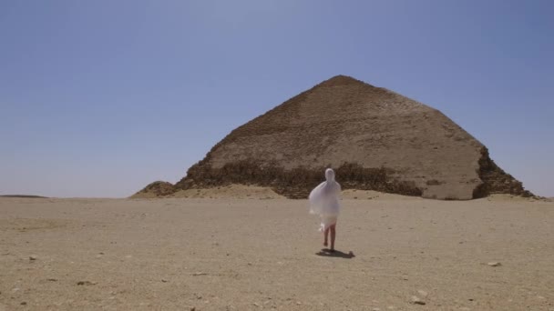 Mujer Con Vestido Blanco Está Corriendo Fondo Está Pirámide Roja — Vídeos de Stock