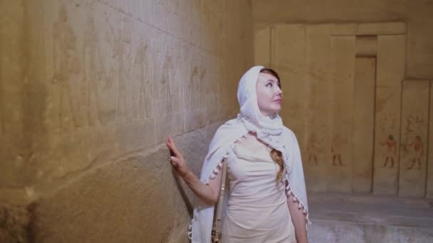 Mulher Está Dentro Túmulo Egípcio Antigo Olhando Para Hieróglifos Egípcios — Vídeo de Stock