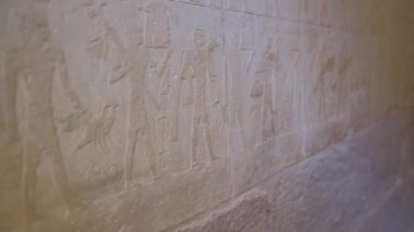 Eski bir Mısır hiyeroglifini bir mezara kapatın. Necropolis, Kahire, Mısır. 