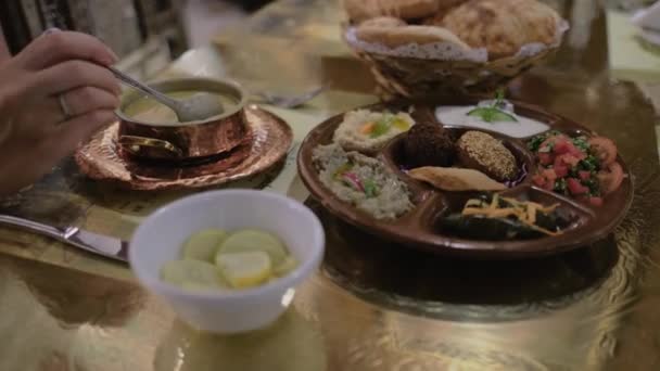 埃及菜在桌子上 用勺子和扁豆汤的雌性手 阿拉伯料理 — 图库视频影像