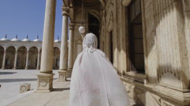 Muhammed Ali Paşa 'nın Büyük Camii' nin ya da Kale 'nin tepesindeki Alabaster Camii' nin içinde yürüyen bir kadın. Turist kalabalığı. Tatildeki insanlar. Turistik cazibe. Kahire. Mısır. 