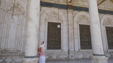 Muhammed Ali Paşa 'nın Büyük Camii' nin ya da Kale 'nin tepesindeki Alabaster Camii' nin yanında duran kadın. Turistik cazibe. Kahire. Mısır. 