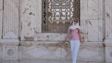 Muhammed Ali Paşa 'nın Büyük Camii' nin ya da Kale 'nin tepesinde yer alan Alabaster Camii' nin penceresinin yanında duran kadın. Turistik cazibe. Kahire. Mısır. 