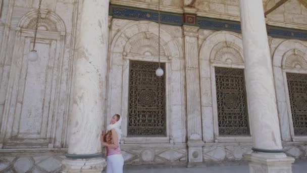 Mujer Está Pie Cerca Columna Gran Mezquita Muhammad Ali Pasha — Vídeos de Stock