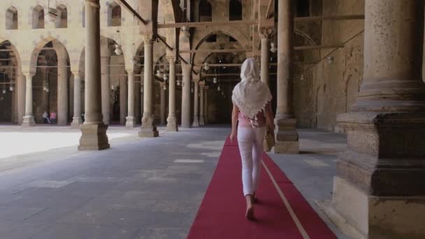 Vrouw Loopt Moskee Van Sultan Mohamed Ibn Qalawun Cairo Egypte — Stockvideo