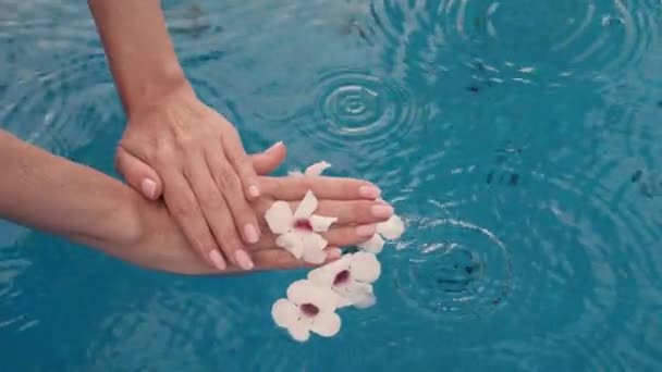Mãos Femininas Com Manicure Elegante Rosa Natural Bonito Chuva Forte — Vídeo de Stock