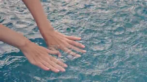 Жіночі Руки Красивим Натуральним Рожевим Витонченим Манікюром Сильний Дощ Красиві — стокове відео