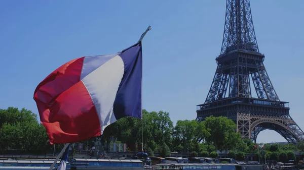 Eiffeltoren Met Een Franse Vlag Een Blauwe Achtergrond Groene Bomen — Stockfoto