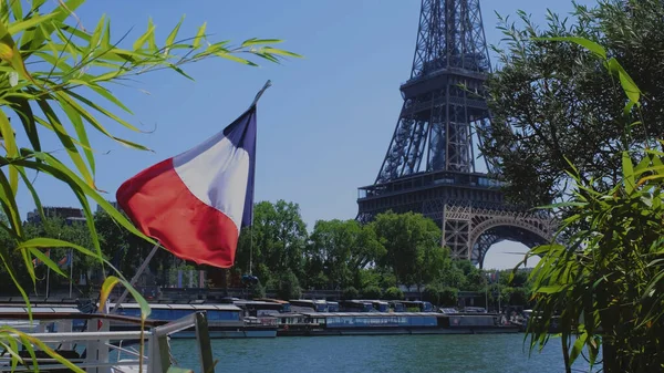 Torre Eiffel Con Bandiera Francese Sfondo Blu Alberi Verdi Fiume — Foto Stock