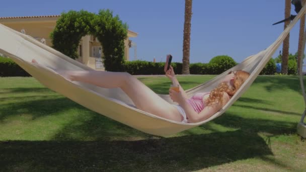 Een Vrouw Met Een Cocktail Ligt Hangmat Ontspan Vakantie Concept — Stockvideo
