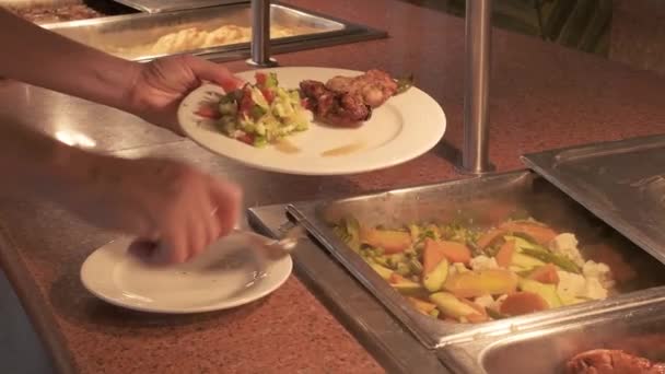 女性的手在放自助餐 在一家有肉和蔬菜的餐厅里 一个女人手里拿着勺子 — 图库视频影像