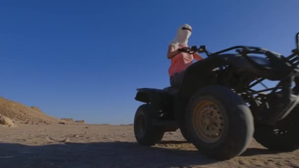 Paseo Quad Bicicleta Por Desierto Cerca Hurghada Egipto Aventuras Desierto — Vídeo de stock