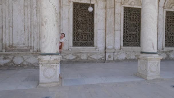 妇女站在位于城堡顶上的穆罕默德 帕夏大清真寺 Muhammad Ali Pasha 的圆柱附近 旅游胜地 — 图库视频影像