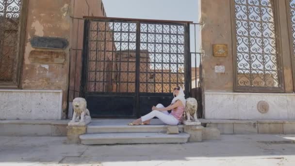 Mujer Está Sentada Cerca Una Escalera Con Viejos Ornamentos Árabes — Vídeo de stock