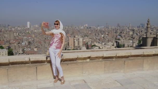 Jong Volwassen Meisje Neemt Een Selfie Van Egypte Stad Europese — Stockvideo