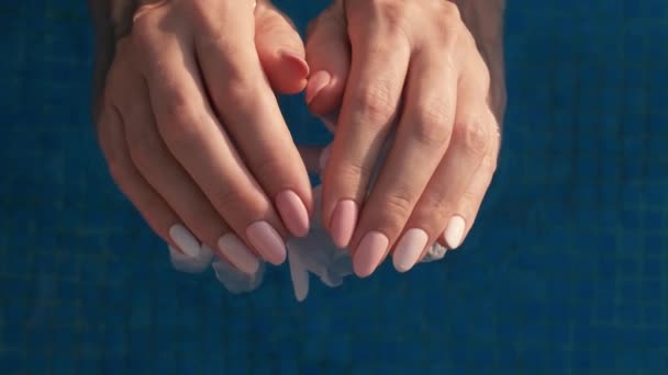 美しい自然なピンクのエレガントなマニキュアと女性の手 美しい女性の爪 スキンケアのコンセプト 美容ネイルサロン スローモーション 4Kビデオ — ストック動画