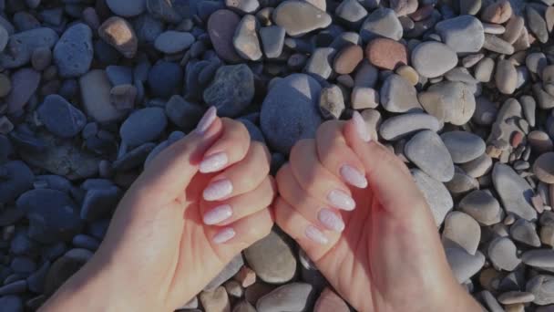 Mãos Femininas Com Manicure Elegante Rosa Natural Bonito Belos Pregos — Vídeo de Stock