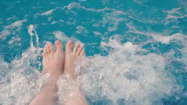 Närbild Fötter Kvinna Med Rosa Nagellack Tånaglar Stänk Vatten Turkos — Stockvideo