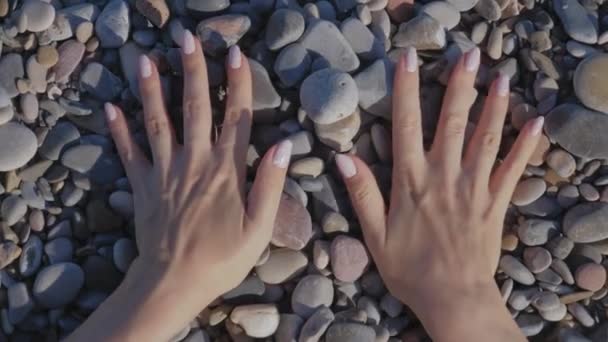 Жіночі Руки Красивим Натуральним Рожевим Витонченим Манікюром Красиві Жіночі Нігті — стокове відео