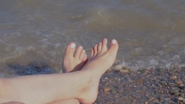 Güzel Pembe Zarif Pedikür Yaptıran Kadın Ayakları Güzel Erkek Tırnakları — Stok video