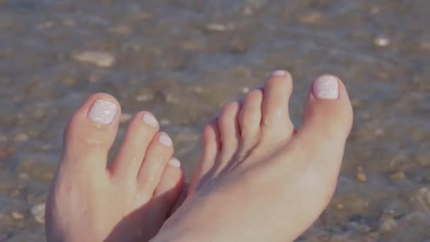 Γυναικεία Πόδια Όμορφο Φυσικό Ροζ Κομψό Πεντικιούρ Όμορφα Νύχια Mans — Αρχείο Βίντεο