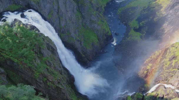 Спокойная Красота Водопада Ворингфоссен Норвегии Медленная Съемка Демонстрирует Грациозный Спуск — стоковое видео
