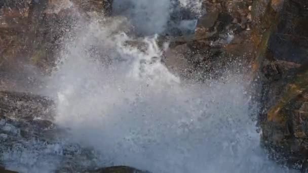 Denna Video Visar Den Fascinerande Skönheten Ett Litet Vattenfall Slow — Stockvideo