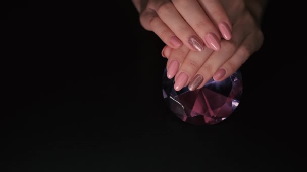 Video Nahaufnahme Einer Rosafarbenen Maniküre Mit Funkeln Einem Fotostudio Vor — Stockvideo