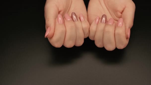 Este Vídeo Câmera Lenta Exibe Close Uma Manicure Rosa Com — Vídeo de Stock