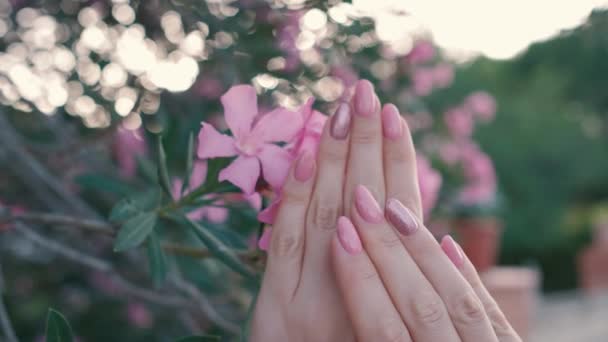 Slow Motion Wideo Oferuje Kobiece Ręce Różowymi Manicure Paznokcie Ozdobione — Wideo stockowe