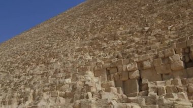 Bu videoda, kamera yavaşça arka planda Giza 'nın hayranlık uyandıran Büyük Piramitleri ile yükseliyor, basit ve büyüleyici bir konseptle seyahat ve turizmin özünü yakalıyor..