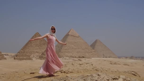 在这个欢乐的视频中 一个女人在吉萨大金字塔的宏伟背景下快乐地旋转着 用一个简单愉快的场景捕捉了旅行和旅游的本质 — 图库视频影像