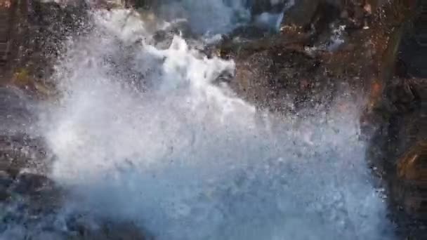 这个视频展示了一个慢动作的小瀑布迷人的美丽 特写镜头捕捉到晶莹的水滴在阳光下闪闪发光 现场还包括岩石 — 图库视频影像