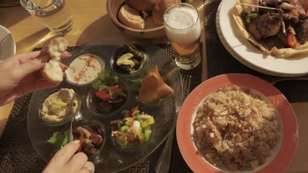 이집트 음식은 테이블에 있습니다 소스를 요리의 클로즈업 레스토랑에서 Tandoori Roti — 비디오