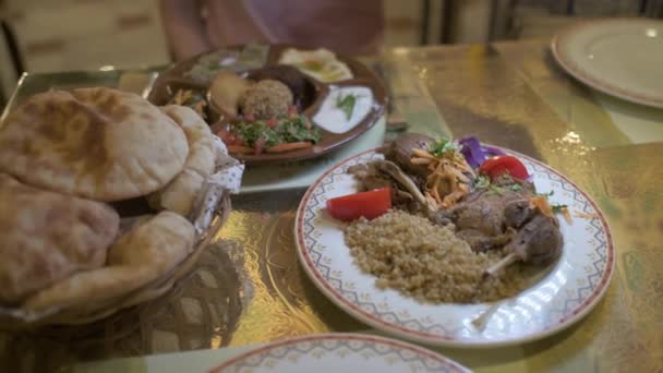 在这个迷人的慢动作视频中 桌子上装饰着美味的埃及食品 展示了阿拉伯美食的浓郁风味和质感 — 图库视频影像