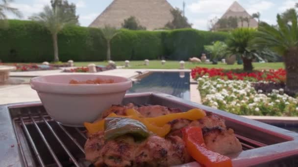 Egipskie Jedzenie Jest Stole Restauracja Piramidy Gizie Tle Luksusowy Taras — Wideo stockowe
