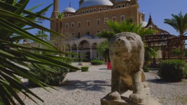 Muhammed Ali Paşa 'nın Büyük Camii ya da Kale' nin zirvesinde yer alan Alabaster Camii. Yeşil palmiye yapraklı aslan figürü. Turistik cazibe. Kahire. Mısır. 