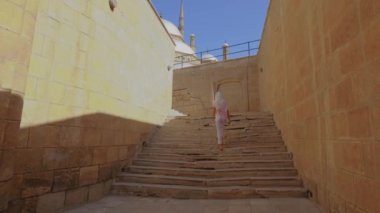Muhammed Ali Paşa 'nın Büyük Camii' ne ya da Kale 'nin tepesindeki Alabaster Camii' ne doğru yürüyor. Tatildeki kız. Turistik cazibe. Kahire. Mısır. 