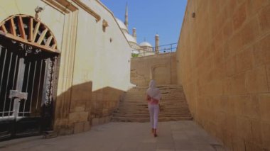 Muhammed Ali Paşa 'nın Büyük Camii' ne ya da Kale 'nin tepesindeki Alabaster Camii' ne doğru yürüyor. Selfie çekiyorum. Tatildeki kız. Turistik cazibe. Kahire. Mısır. 