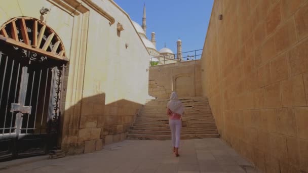 妇女正走向位于城堡顶上的穆罕默德 帕夏大清真寺或加泰罗尼亚清真寺 采取自拍 女孩在度假 旅游胜地 — 图库视频影像