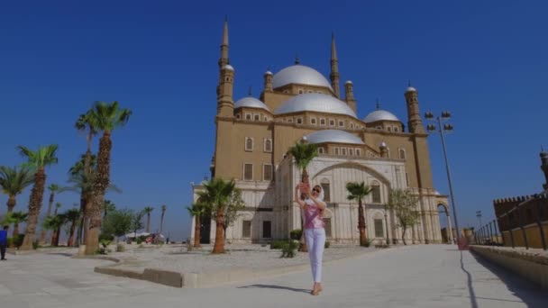 Kvinnan Tar Selfie Bredvid Den Stora Moskén Muhammad Ali Pasha — Stockvideo
