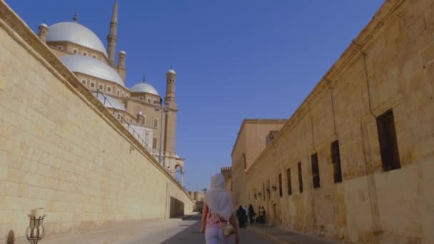 ムハンマド パシャの大モスクやアラバスター モスクに向かって歩いている女性 セルフィーを捕まえる 休暇中の女の子 観光スポット カイロ エジプト — ストック動画