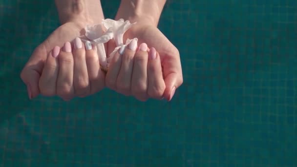 Tym Zbliżeniu Slow Motion Wideo Kobiece Ręce Ozdobione Naturalnym Różowym — Wideo stockowe