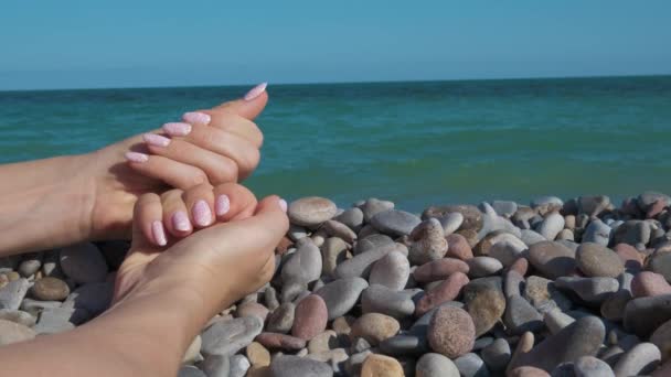 Жіночі Руки Красивим Натуральним Рожевим Витонченим Манікюром Середземне Море Фоні — стокове відео