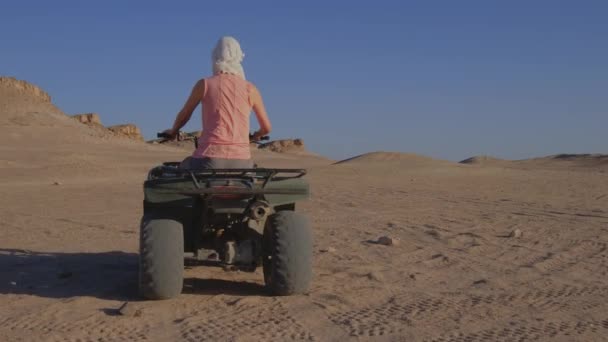 エジプトのハルガダ近くの砂漠をクワッドバイクで走る 砂漠での冒険 日没など 女性はクワッドバイクに乗っています — ストック動画