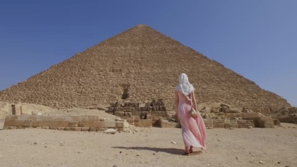 向埃及吉萨大金字塔走去的年轻女子的倒影 游客旅行概念 — 图库视频影像